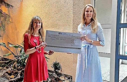 Julia Groppweis vom Verein &bdquo;Maxit hilft&ldquo; (rechts) und Stellvertretende Schulleiterin Carolin Hartmann, Grundschule Kasendorf (links), bei der Spenden&uuml;bergabe.