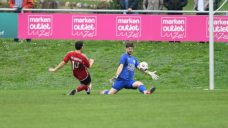 Der Dampfacher André Lörzer scheiterte in dieser Szene in der Vorwoche am Großbardorfer Torhüter Nico Stephan. Am Samstag will Lörzer mit seiner Mannschaft punkten.