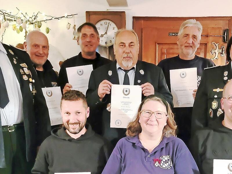 Nach den Ehrungen (stehend von links): 2. Vorsitzender Leo Wenninger, Roland S&auml;um, J&ouml;rg Will, Erwin Keller, Frank Will, 1. Vorsitzende Stephanie Heinel, sitzend von links, Stefan Bleyer, Tina Lauterbach und Stefan Stadelmann.