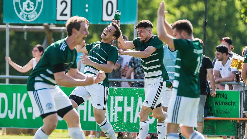 Die Schlaifhausener Florian und Martin Kroder (v. li.) sowie Fabian Männlein und Jochen Hack können ihr Glück kaum fassen: Der FC steigt zum ersten Mal ins Kreisoberhaus auf.Forchheim & Fränkische Schweiz