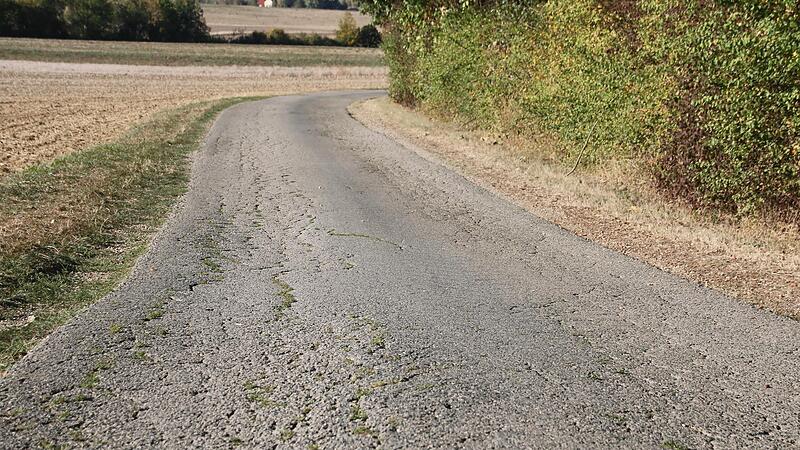 Der Wirtschaftsweg zwischen Pferdsfeld und Dittersbrunn ist seit vielen Jahren in sehr schlechtem Zustand. Fahrrinnen haben sich gebildet und an den R&auml;ndern br&ouml;ckelt der Asphalt ab. Nun soll die kleine, aber wichtige Stra&szlig;e saniert werden.