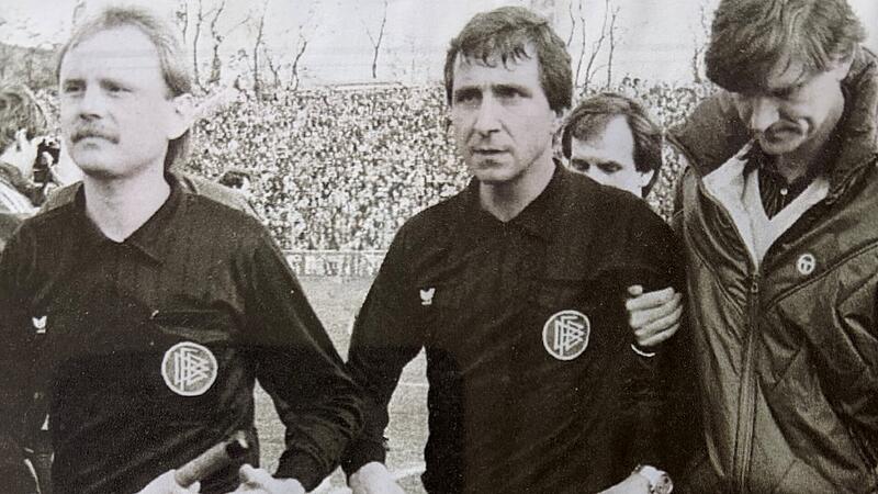 Sein größter Tag: Als Hauptschiedsrichter Robert Walz verletzt vom Platz musste, übernahm der Coburger Siegfried Bauer das Bundesligaspiel zwischen Waldhof Mannheim und den FC Bayern München. Er pfiff fehlerfrei. Sein größter Tag: Als Hauptschiedsrichter Robert Walz verletzt vom Platz musste, übernahm der Coburger Siegfried Bauer das Bundesligaspiel zwischen Waldhof Mannheim und den FC Bayern München. Er pfiff fehlerfrei.