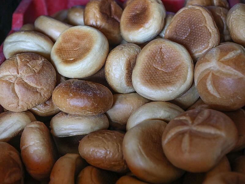 Die Brötchen sticht der Bäcker mit der Hand ein.Forchheim & Fränkische Schweiz Die Brötchen sticht der Bäcker mit der Hand ein.Forchheim & Fränkische Schweiz