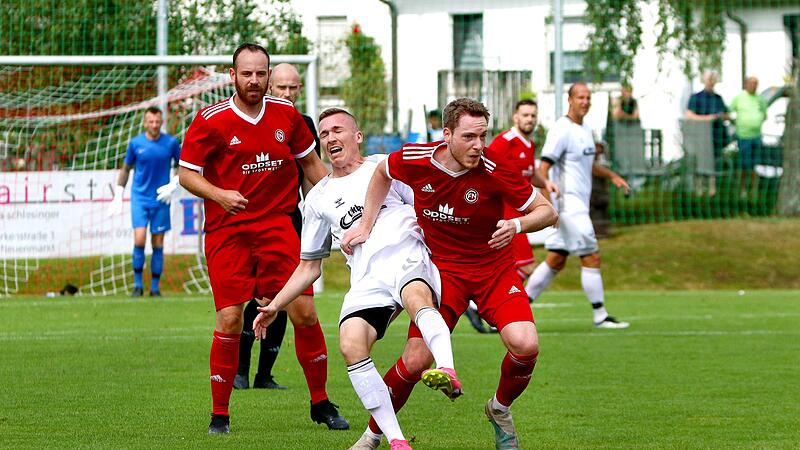 F&uuml;r den FC Neuenmarkt (in Rot) geht es am Sonntag gegen FC Vorw&auml;rts R&ouml;slau.