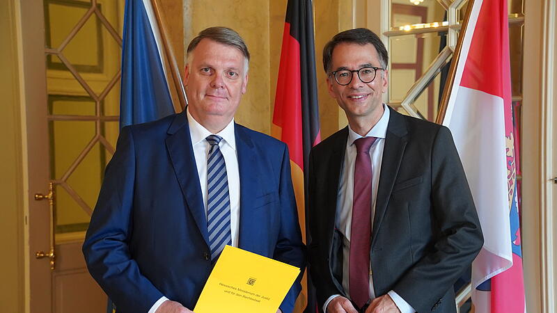 Hessens Justizminister Christian Heinz hat Lars Streiberger (links) in sein neues Amt als Leiter der Staatsanwaltschaft Fulda eingef&uuml;hrt.