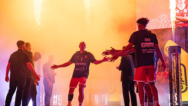 Karsten Tadda beim Einlauf vor seinem 638. BBL-Spiel gegen Ludwigsburg. Am Sonntag gegen Vechta bestreitet er seine letzte Partie.