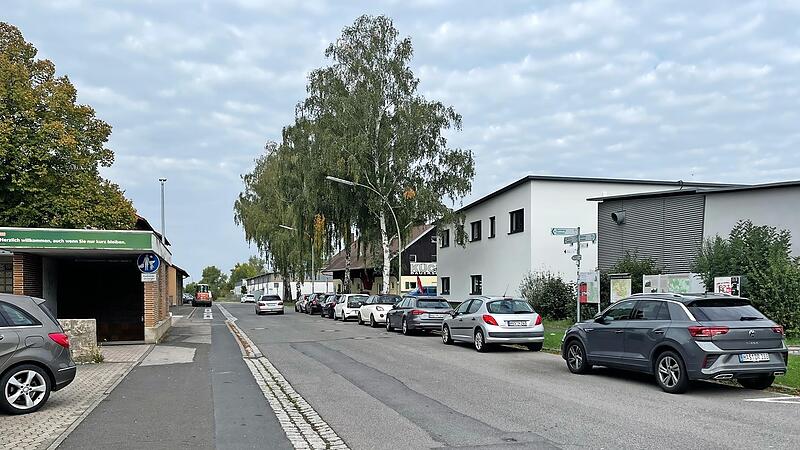 Blick in die derzeitige Straße auf den Platz vor dem Bahnhof mit der Unterführung (links).