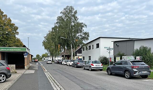 Blick in die derzeitige Straße auf den Platz vor dem Bahnhof mit der Unterführung (links).
