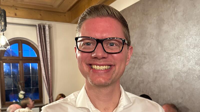 Der strahlende Sieger der Stichwahl in Weisendorf heißt Timo Wendel. Der strahlende Sieger der Stichwahl in Weisendorf heißt Timo Wendel.