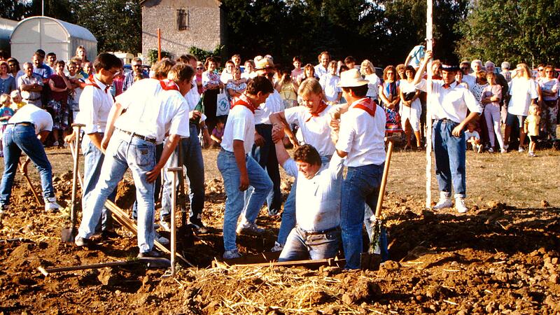 Fuchsteufelswilde Kirchweih Anfang der 90er Jahre: Hier graben die Burschen erst Bürgermeister Karl-Dieter Fuchs aus – und dann das Kirchweihfass. Fuchsteufelswilde Kirchweih Anfang der 90er Jahre: Hier graben die Burschen erst Bürgermeister Karl-Dieter Fuchs aus – und dann das Kirchweihfass.