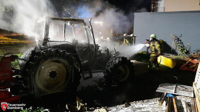 Feuerwehreinsatz in Bamberg-Gaustadt: Traktor komplett in Flammen Feuerwehreinsatz in Bamberg-Gaustadt: Traktor komplett in Flammen