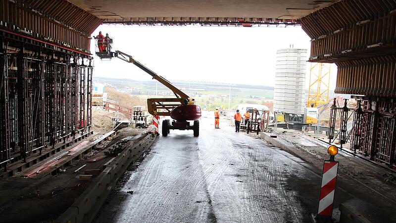 Blick in Richtung M&uuml;hlhausen: Die Arbeiten an der Autobahnbr&uuml;cke werden l&auml;nger dauern als geplant. Die Bauarbeiter entfernten St&uuml;tzen und Verschalungen.