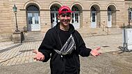 Vor wenigen Monaten ist Alpay Santi nach Berlin gezogen. Doch in seiner Heimatstadt Coburg ist er regelmäßig zu Besuch – hier vor dem Landestheater.