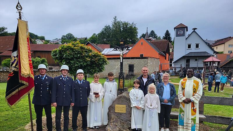 Von links: Vertreter der FFW Hassenbach, Messdiener, Bürgermeister Mario Götz. Silvia Metz (Pfarrgemeinderat) und Pfarrer Blaise Okpanachi Von links: Vertreter der FFW Hassenbach, Messdiener, Bürgermeister Mario Götz. Silvia Metz (Pfarrgemeinderat) und Pfarrer Blaise Okpanachi