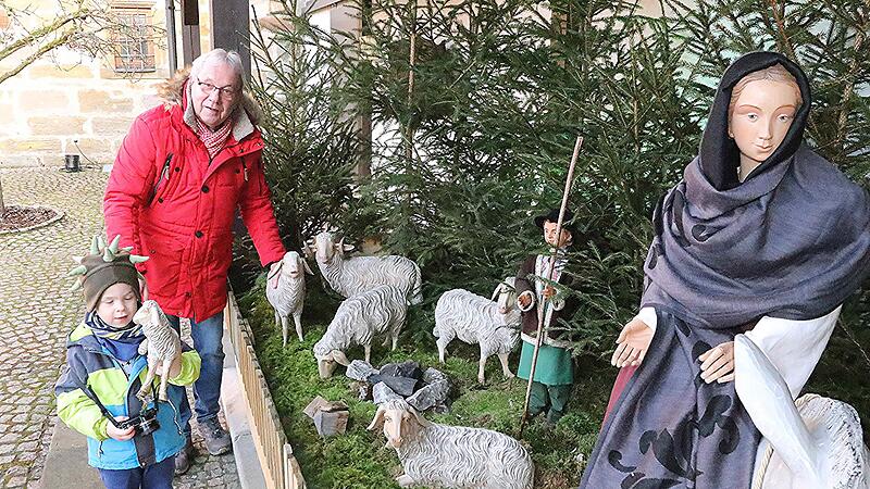 Der viereinhalbj&auml;hrige Felix ist begeistert, die Krippe anzuschauen und sogar vom &bdquo;Krippen-Chef&ldquo; Eberhard Wohl ein Sch&auml;fchen in den Arm gelegt zu bekommen.