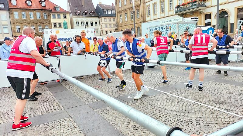 Alt-Erzbischof Ludwig Schick sieht sich im Sturm einem SPD-Abwehr-Bollwerk aus MdB Andreas Schwarz und Kreisrat Wolfgang Heyder gegenüber.