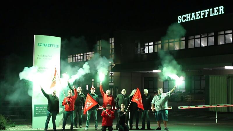 Die Bengalos vor dem Schaeffler Hauptquartier wurden bereits vor Wochen gezündet.