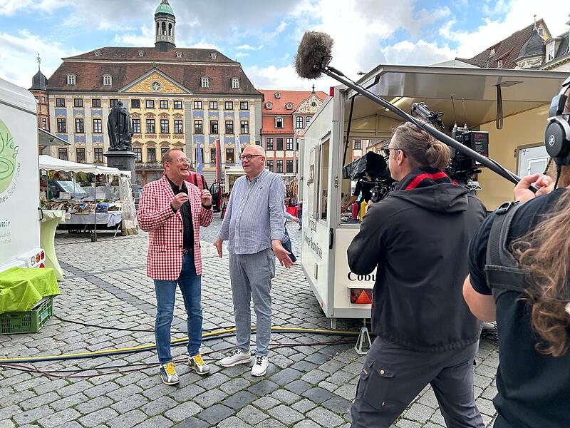 Volker Heißmann und Martin Rassau Auf der Suche nach Besonderheiten in Coburg: Volker Heißmann (links) und Martin Rassau bei den Dreharbeiten in Coburg.