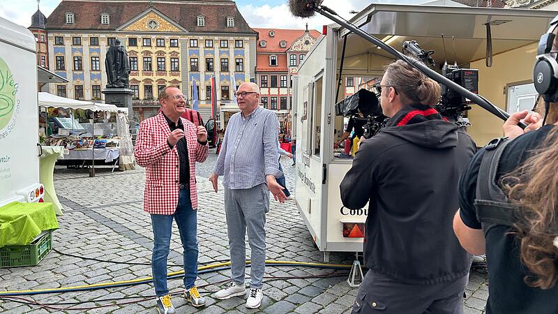 Auf der Suche nach Besonderheiten in Coburg: Volker Hei&szlig;mann (links) und Martin Rassau bei den Dreharbeiten in Coburg.
