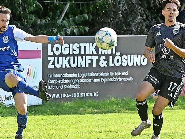Der SV Ketschendorf (hier gegen Bosporus Coburg) greift in dieser Kreisliga-Saison bislang weiter vorne an.