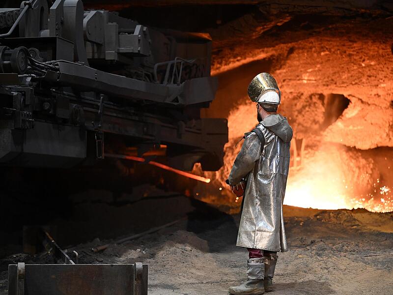 Ein Stahlarbeiter an einem Hochofen von Thyssenkrupp Steel.  Damit die Wirtschaft in Schwung kommt, fordert Ifo-Pr&auml;sident Clemens  Fuest weitergehende Reformen als sie die Bundesregierung bisher umsetzte.