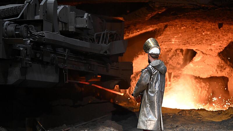 Ein Stahlarbeiter an einem Hochofen von Thyssenkrupp Steel.  Damit die Wirtschaft in Schwung kommt, fordert Ifo-Pr&auml;sident Clemens  Fuest weitergehende Reformen als sie die Bundesregierung bisher umsetzte.