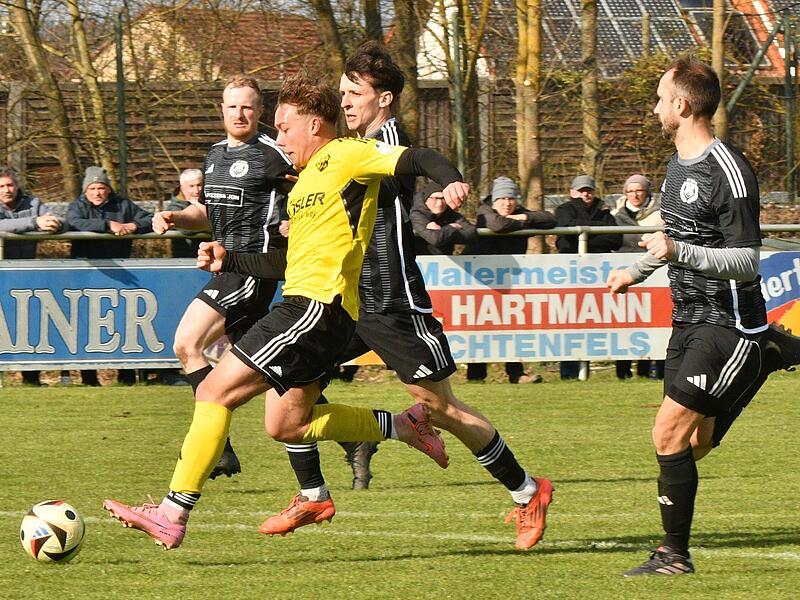 Seine Schnelligkeit spielte der Siedler Louis Funk (links) in dieser Szene aus, als er sich von den Mistelfelder Gegenspielern absetzte und den Ball zum 2:2-Endstand versenkte.