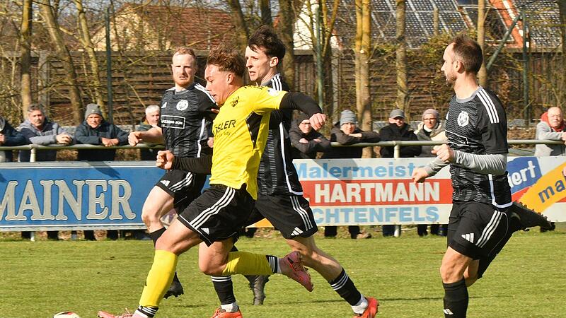 Seine Schnelligkeit spielte der Siedler Louis Funk (links) in dieser Szene aus, als er sich von den Mistelfelder Gegenspielern absetzte und den Ball zum 2:2-Endstand versenkte.