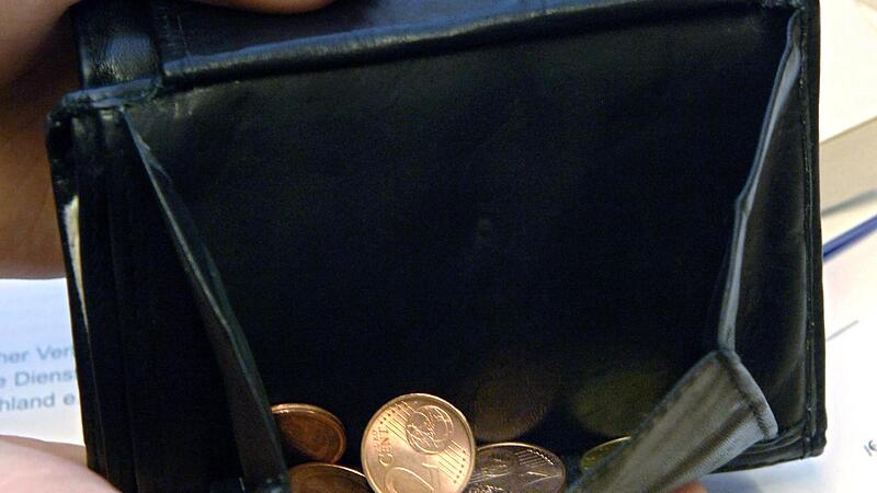 Wer nicht rechtzeitig Hilfe sucht, gerät immer tiefer in die Schuldenfalle. Irgendwann ist der Geldbeutel leer. Wer nicht rechtzeitig Hilfe sucht, gerät immer tiefer in die Schuldenfalle. Irgendwann ist der Geldbeutel leer.