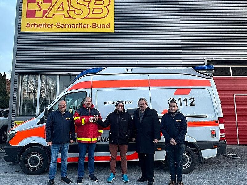 Der ASB Kronach freut sich über das neue Fahrzeug.