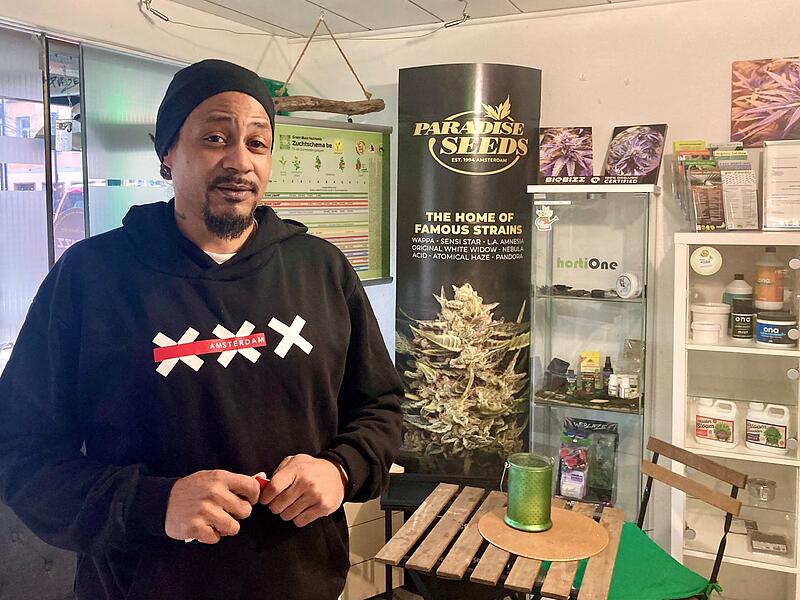 Jeffery Mensah in seinem „Head & Grow Shop“ in Erlangen. Er hat schon einen Cannabis-Anbauverein gegründet.Jeffery Mensah in und vor seinem „Head & Grow Shop“ in Erlangen. Er hat schon einen Cannabis-Anbauverein gegründet. Jeffery Mensah in seinem „Head & Grow Shop“ in Erlangen. Er hat schon einen Cannabis-Anbauverein gegründet.Jeffery Mensah in und vor seinem „Head & Grow Shop“ in Erlangen. Er hat schon einen Cannabis-Anbauverein gegründet.