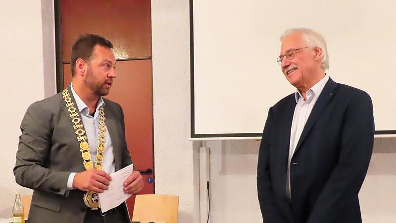 B&uuml;rgermeiser Mario Sch&ouml;nwald (l.) h&auml;lt eine Laudatio auf den scheidenden Stadtrat Erwin Richter: Er hatte unz&auml;hlige &Auml;mter in den verschiedensten Aussch&uuml;ssen und ist sichtlich ger&uuml;hrt.