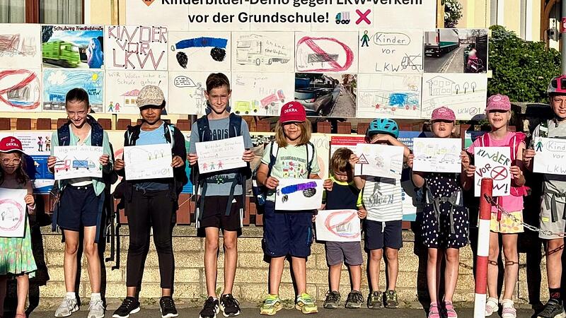 Die Kinder haben Bilder mit ihren gefährlichen Begegnungen im Straßenverkehr auf dem Weg zur Schule in Neunkirchen am Brand gemalt.Forchheim & Fränkische Schweiz