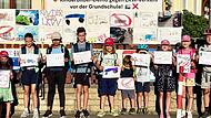 Die Kinder haben Bilder mit ihren gefährlichen Begegnungen im Straßenverkehr auf dem Weg zur Schule in Neunkirchen am Brand gemalt.Forchheim & Fränkische Schweiz