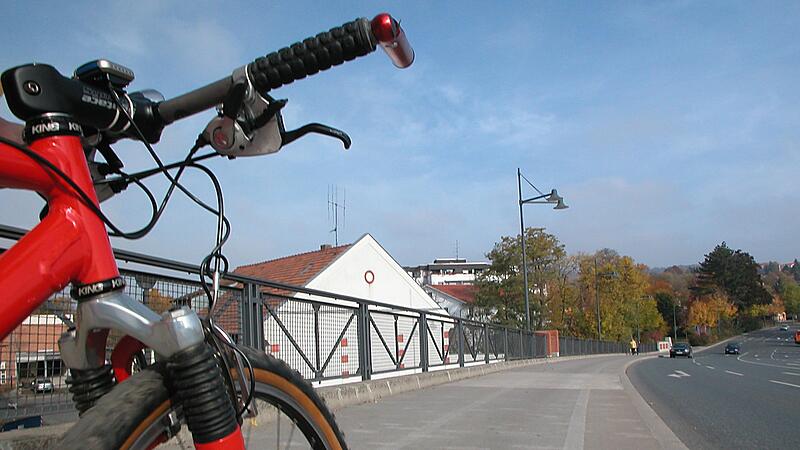 Die Radfahrstreifen auf den Gehwegen der Frankenbr&uuml;cke sind nach Ansicht der Planer zu schmal.