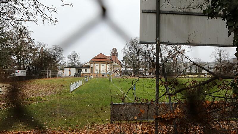 Das geplante Philosophenviertel im Fokus: Auf dem ehemaligen Jahn-Gel&auml;nde sollen rund 330 Wohnungen entstehen. Die benachbarte Folienfabrik (im Bild rechts) klagt dagegen.Forchheim & Fr&auml;nkische Schweiz