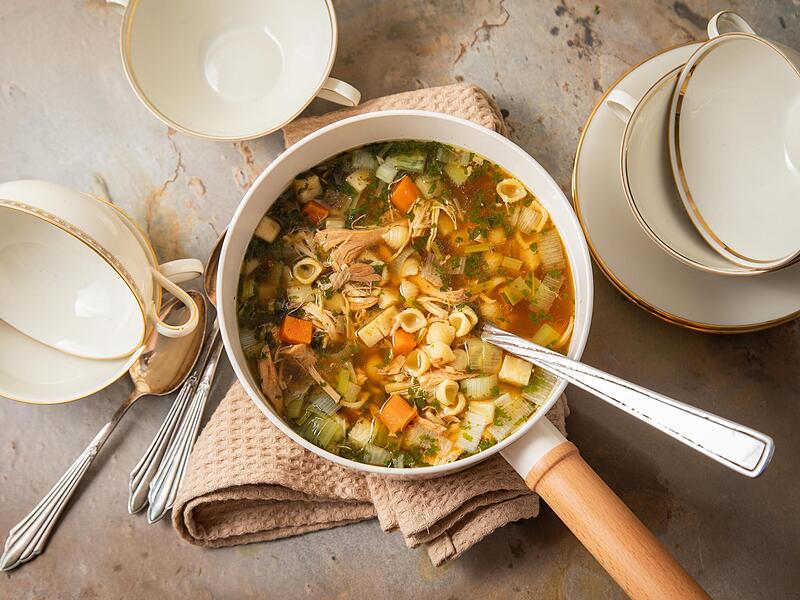 Eine warme Hühnersuppe gibt bei Erkältungen die nötige Energie.