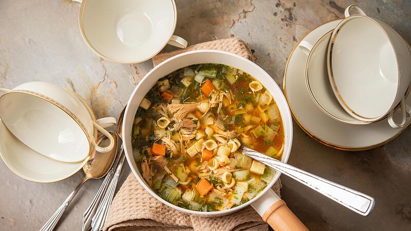 Eine warme H&uuml;hnersuppe gibt bei Erk&auml;ltungen die n&ouml;tige Energie.