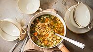 Eine warme Hühnersuppe gibt bei Erkältungen die nötige Energie.