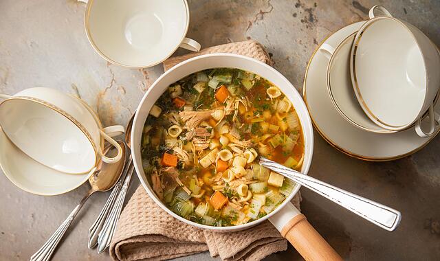 Eine warme Hühnersuppe gibt bei Erkältungen die nötige Energie. Eine warme Hühnersuppe gibt bei Erkältungen die nötige Energie.