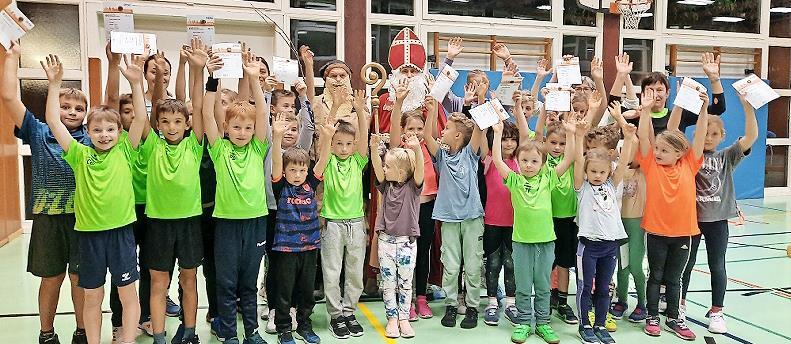 Stolz und Freude bei den Kindern über die Sportabzeichen. Stolz und Freude bei den Kindern über die Sportabzeichen.