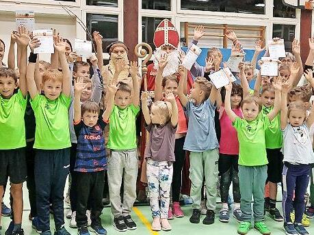 Stolz und Freude bei den Kindern &uuml;ber die Sportabzeichen.