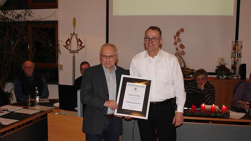 Helmut Lottes wurde zum Altbürgermeister ernannt. Er nahm die Auszeichnung aus den Händen von Bürgermeister Müller entgegen. Helmut Lottes wurde zum Altbürgermeister ernannt. Er nahm die Auszeichnung aus den Händen von Bürgermeister Müller entgegen.