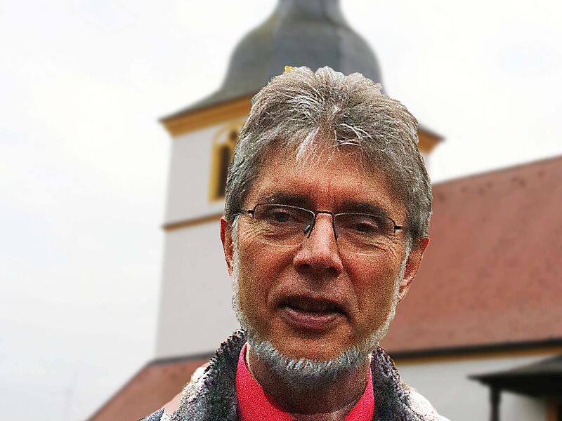 Der evangelische Pfarrer Stefan Bonawitz wird am Samstag, 15. November, in einem Gottesdienst in der Bartholomäuskirche (im Hintergrund) in den Ruhestand verabschiedet. Der evangelische Pfarrer Stefan Bonawitz wird am Samstag, 15. November, in einem Gottesdienst in der Bartholomäuskirche (im Hintergrund) in den Ruhestand verabschiedet.