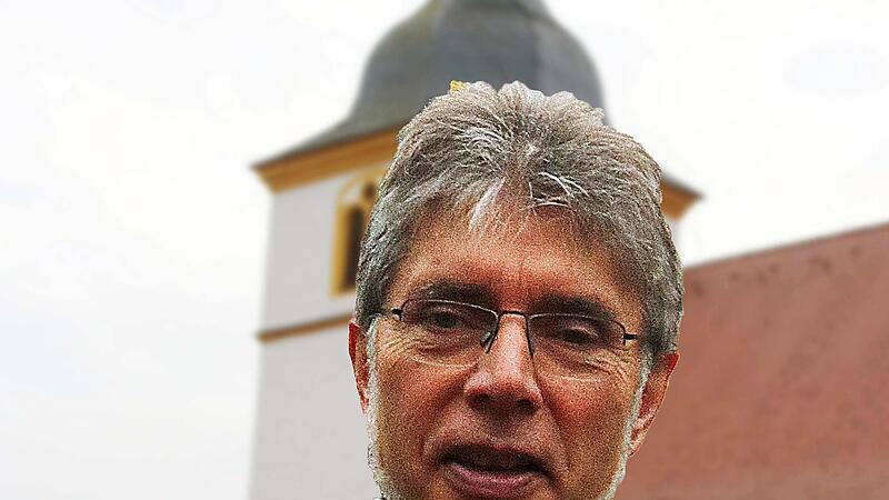 Der evangelische Pfarrer Stefan Bonawitz wird am Samstag, 15. November, in einem Gottesdienst in der Bartholomäuskirche (im Hintergrund) in den Ruhestand verabschiedet.