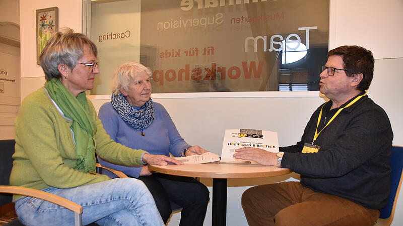 Ein lebendiges Buch erz&auml;hlt seine Geschichte und tauscht sich mit den Zuh&ouml;rern aus &ndash; hier Erich Olbrich als &bdquo;Buch&ldquo; und Elsbeth Oberhammer (links) und Barbara Biella als interessierte B&uuml;cherw&uuml;rmer.