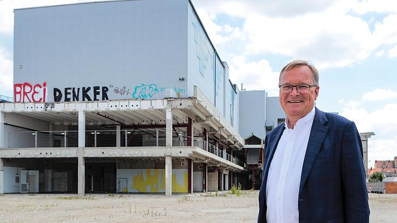 Vielversprechende Aussichten für das Bahnhofsviertel: OB Andreas Starke (SPD) am gestrigen Donnerstag vor der Atrium-Baustelle.
