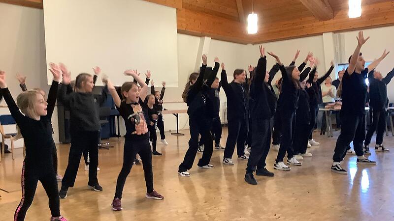 Hip-Hop: Mit dem Kursleiter Florian Kleiner vom Tanzhaus Bad Neustadt tanzten die Kinder die einstudierte Choreografie rhythmisch zu coolen Songs. Dieses Angebot der Musikakademie ist an Minis ab 3, Kids ab 6 und Hiphop ab 9 Jahren gerichtet. Hip-Hop: Mit dem Kursleiter Florian Kleiner vom Tanzhaus Bad Neustadt tanzten die Kinder die einstudierte Choreografie rhythmisch zu coolen Songs. Dieses Angebot der Musikakademie ist an Minis ab 3, Kids ab 6 und Hiphop ab 9 Jahren gerichtet.
