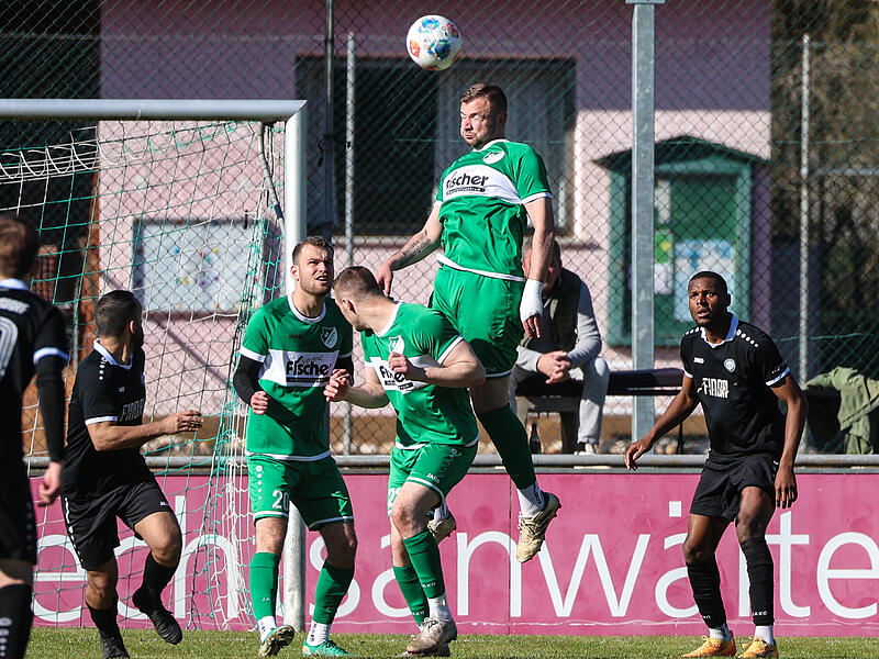 Friesens Angreifer Rico Nassel hilft hinten aus und kl&auml;rt per Kopfball. F&uuml;r Punkte reichte es f&uuml;r sein Team im Bezirksliga-Topspiel allerdings nicht.