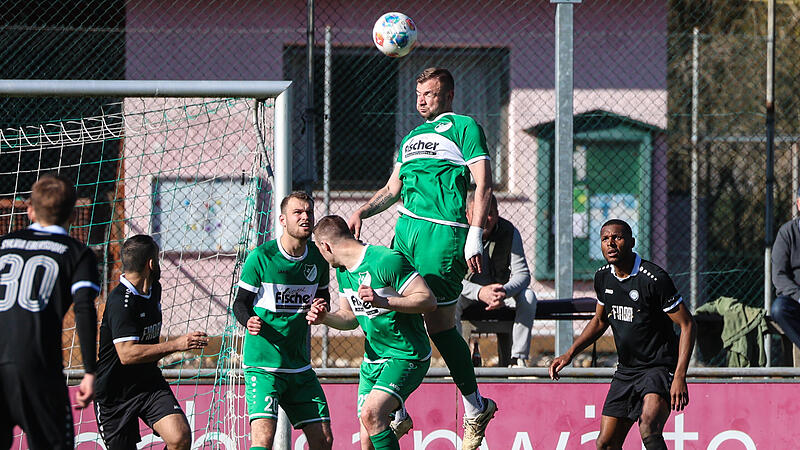 Friesens Angreifer Rico Nassel hilft hinten aus und klärt per Kopfball. Für Punkte reichte es für sein Team im Bezirksliga-Topspiel allerdings nicht. Friesens Angreifer Rico Nassel hilft hinten aus und klärt per Kopfball. Für Punkte reichte es für sein Team im Bezirksliga-Topspiel allerdings nicht.